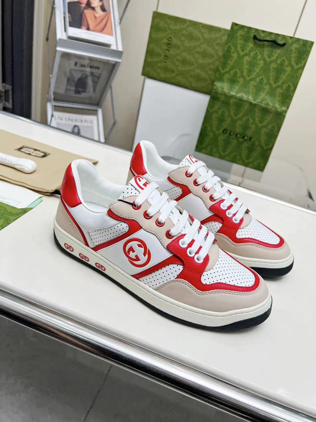 P620 💞💞Gucci G Home’s latest popular sports shoes, couple’s style, casual, retro white shoes 🌸🌸🌸 New popular series. The exquisite and compact interlocking double G logo romantically interprets the aesthetic concept of this series. Made of off-white leather, retro inspiration is cleverly blended into the sneaker design to reinterpret the brand logo. Exquisitely packaged at the delivery counter 🛍📦 ▪️Fabric: Original custom-made imported first-layer cowhide leather ▪️Lining: Original custom-made imported cowhide lining ▪️Outsole: Original molded two-color TPU outsole ▪️Size: Women's 35-40 / Men's 39-45